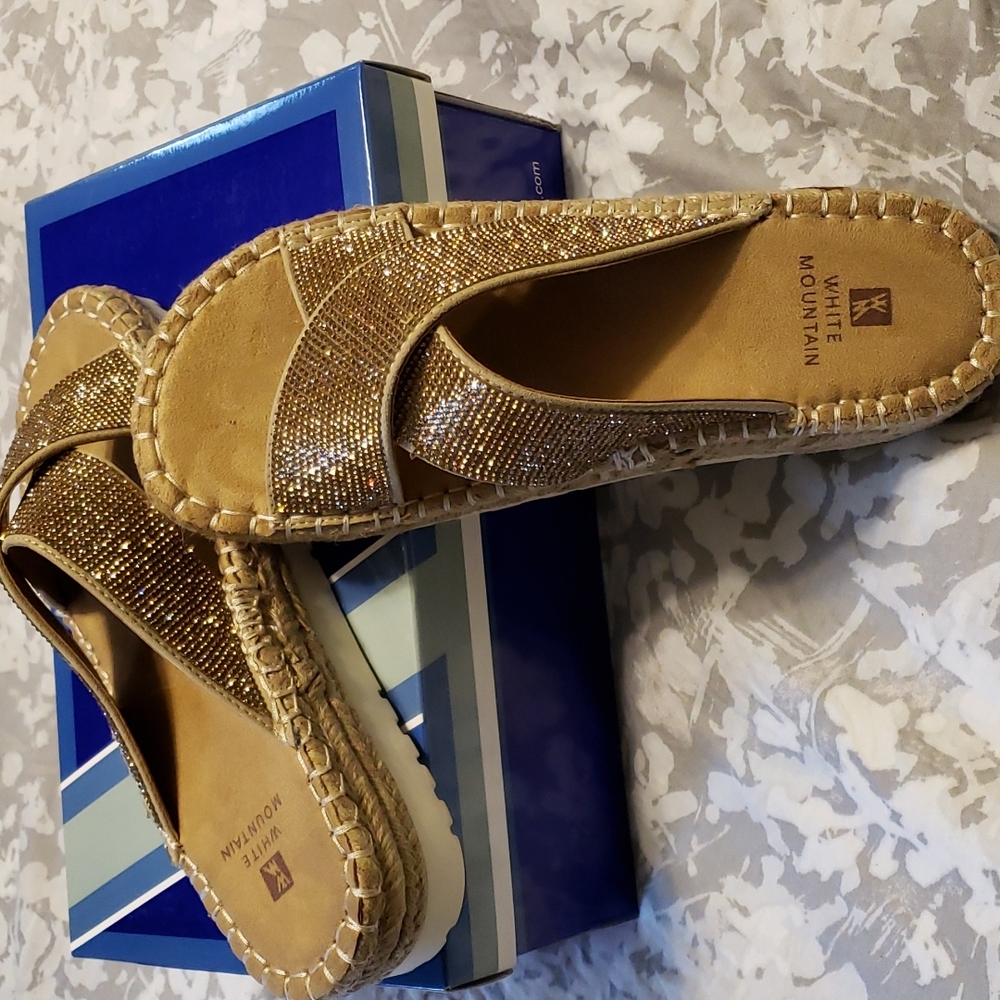 White Mountain (8) gold glitter sandal. Never worn. Style Kimberly. So pretty!